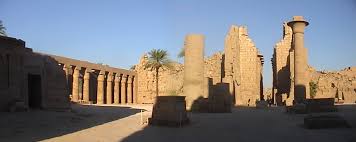 Hlavní nádvoří Amonova chrámu v Karnaku